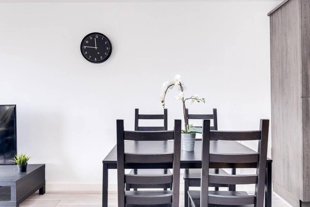 Wanderlust Netflix Free Wi-fi Apartment Birmingham